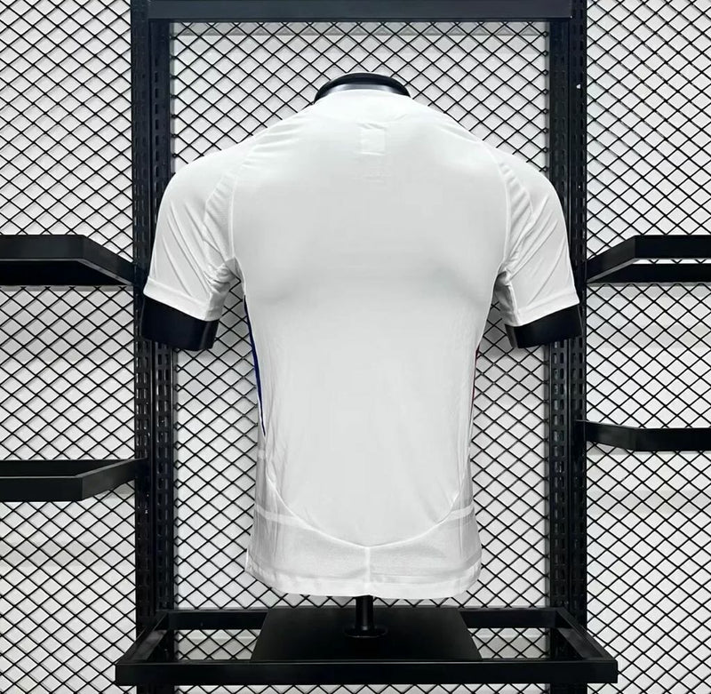 Camisa Olympique Lyon 2024/25 Adidas Jogador Masculina branca, com escudo do clube aplicado em heat transfer, detalhes em azul e vermelho, modelo oficial player usado pelos atletas, tecnologia HEAT.RDY e design moderno.