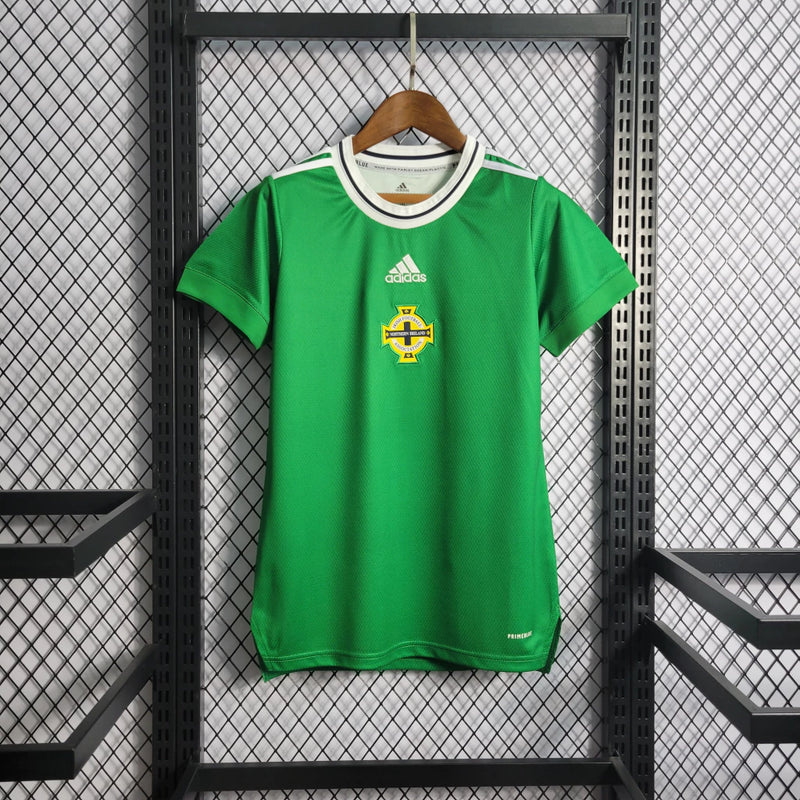 Camisa Irlanda do Norte Home I 2022/23 Adidas feminina verde com detalhes em branco e azul, gola careca, mangas curtas e modelagem ajustada ao corpo em tecido leve respirável"
