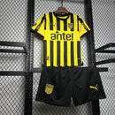 Kit Infantil Peñarol Home 2024/25 Puma - uniforme oficial infantil com camisa listrada amarela e preta e shorts, produto confortável e autêntico para pequenos torcedores do clube uruguaio