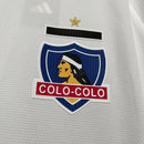 Camisa Colo-Colo Home I 2024/25 Adidas Torcedor Masculina branca, uniforme principal do clube chileno, design clássico com escudo do Colo-Colo e logo Adidas, ideal para torcedores e colecionadores.