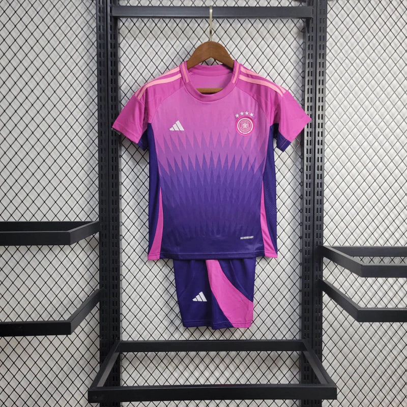 "Kit Infantil Alemanha Away II 2024/25 Adidas, camiseta e shorts brancos com detalhes em preto e vermelho, modelo oficial da Seleção Alemã para crianças de 3 a 13 anos, ideal para pequenos torcedores e colecionadores."
