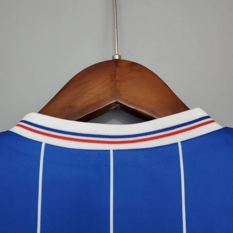 Camisa Rangers FC Home I 1983/84 Umbro Retrô Masculina Azul, uniforme histórico do futebol escocês, design clássico e nostálgico para torcedores e colecionadores.”