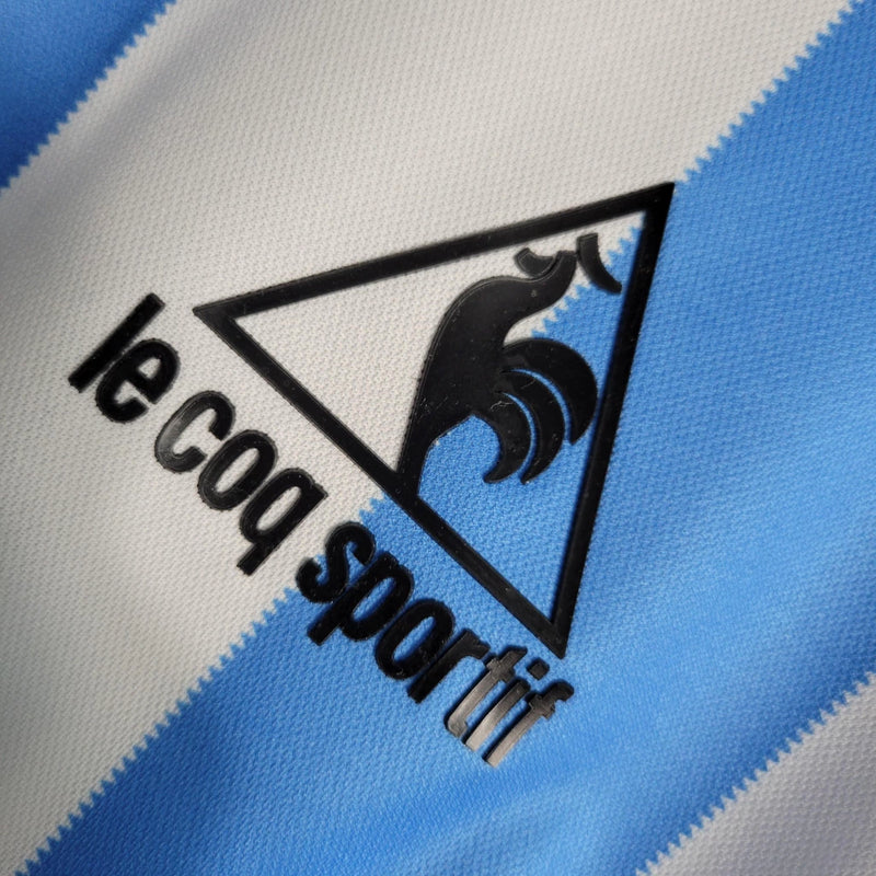 Camisa Argentina Home I 1986/87 Le Coq Sportif Retrô Masculina - uniforme histórico da seleção argentina, listras celeste e branca, gola clássica, tecido leve e respirável, perfeita para torcedores e colecionadores de futebol"