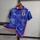 Camisa Japão Home I 2022/23 Adidas Torcedor Masculina azul, uniforme titular da seleção japonesa usado na Copa do Mundo, modelo confortável com tecnologia AEROREADY, escudo bordado e design inspirado na cultura japonesa.