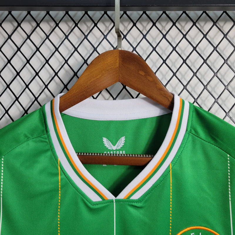 Camisa Irlanda Home I 2023/24 Castore masculina verde com detalhes em branco e laranja, gola careca, mangas curtas e tecido leve respirável para torcedores"