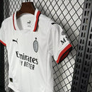 Kit Infantil Milan Away II 2024/25 Puma com camisa e short branco, uniforme infantil leve e respirável, ideal para jogos, treinos e jovens torcedores do AC Milan."