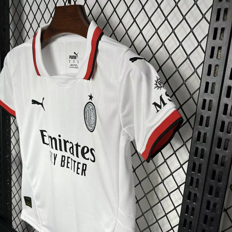 Kit Infantil Milan Away II 2024/25 Puma com camisa e short branco, uniforme infantil leve e respirável, ideal para jogos, treinos e jovens torcedores do AC Milan."
