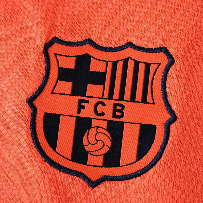 Camisa Barcelona Nike Third (III) 2025/26 Total 90 Torcedor Masculina laranja oficial com escudo do Barça e tecnologia Dri-FIT"
