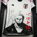 Camisa Japão Edição One Piece 2024/25 Adidas Torcedor Masculino - modelo branco, colaboração especial com design inspirado no anime One Piece, escudo da seleção e logo Adidas em destaque.
