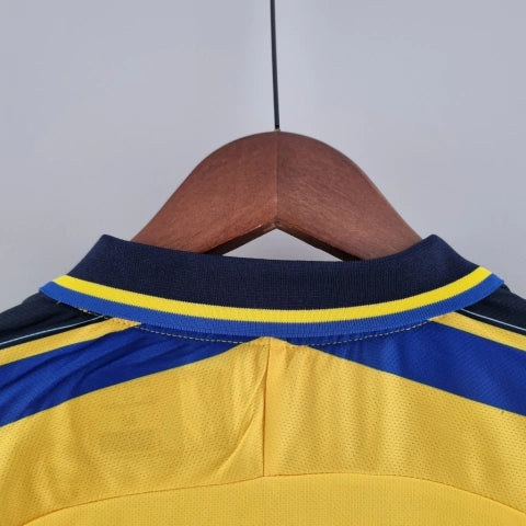 Camisa Parma Home I 1999/00 Retrô Masculina Amarela com detalhes em azul, escudo clássico do clube italiano e design fiel à época.”
