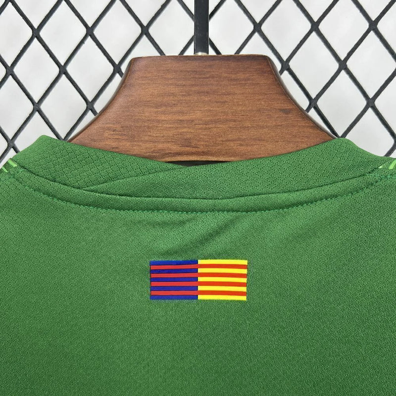 Kit Infantil Barcelona Goleiro 2025/26 Nike Verde, camiseta e shorts oficiais do Barça para crianças, modelo de goleiro com escudo bordado e design exclusivo, ideal para pequenos torcedores e colecionadores."
