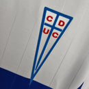 Camisa Retrô Universidad Católica Home I 2009/10 Puma Masculina branca, uniforme titular clássico do futebol chileno com escudo da Católica no peito, design retrô, ideal para torcedores e colecionadores.