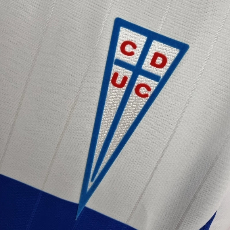Camisa Retrô Universidad Católica Home I 2009/10 Puma Masculina branca, uniforme titular clássico do futebol chileno com escudo da Católica no peito, design retrô, ideal para torcedores e colecionadores.