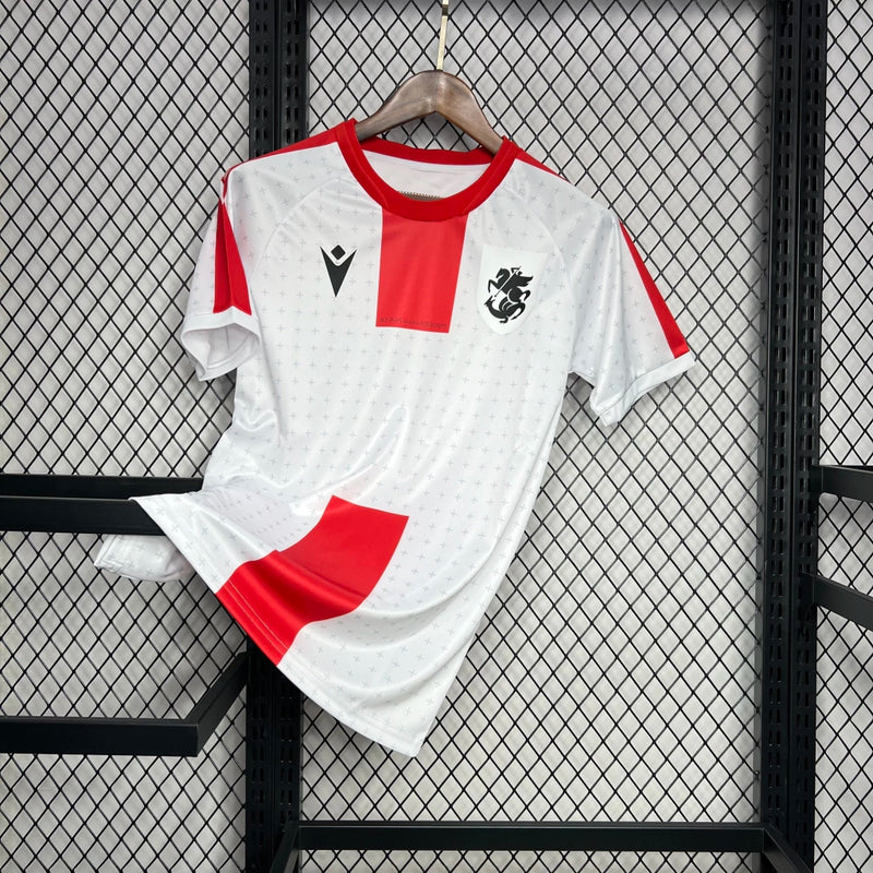 Camisa Geórgia Home I 2024/25 masculina branca com detalhes vermelhos, gola redonda e mangas curtas, modelo torcedor em tecido leve e respirável para fãs da seleção da Geórgia"