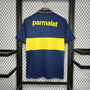 Camisa Boca Juniors Home (1) 1994/95 Olan Retrô Masculina azul com faixa amarela horizontal, escudo bordado tradicional e gola careca clássica.