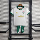 Kit Infantil Palmeiras Away 2024/25 Puma completo, com camisa branca e detalhes verdes, shorts combinando e meiões, uniforme oficial torcedor infantil, conforto e estilo para crianças de 3 a 13 anos, produto licenciado Puma."