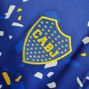Camisa Boca Juniors Pré-Jogo 2023/24 Adidas Torcedor Masculina na cor azul com detalhes amarelos, modelo leve e confortável com tecnologia Aeroready, ideal para treinos, aquecimento e torcedores apaixonados pelo Boca Juniors."