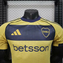 Camisa Boca Juniors Away II 2025/26 Adidas Jogador Masculina dourada, uniforme alternativo oficial para atletas, com tecnologia Aeroready, tecido leve e respirável, perfeita para jogos, treinos e torcedores apaixonados pelo Boca Juniors.