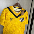 Camisa Santos III 2024/25 Umbro Torcedor Masculina – modelo na cor amarela com detalhes em preto, escudo do Santos FC bordado no peito esquerdo e logo da Umbro bordado no lado direito, design moderno e esportivo.
