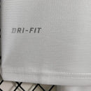 Kit Infantil Santos Home 2012/13 Nike Retrô – uniforme infantil oficial com camisa branca clássica, escudo bordado do Santos FC e short, ideal para pequenos torcedores e colecionadores.