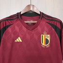 Camisa Bélgica Home I 2024/25 Adidas masculina, vinho, com escudo da seleção belga no peito, detalhes modernos e as três listras Adidas nos ombros, tecido leve e respirável com tecnologia AEROREADY, ideal para jogos, treinos e torcer com estilo e conforto.”