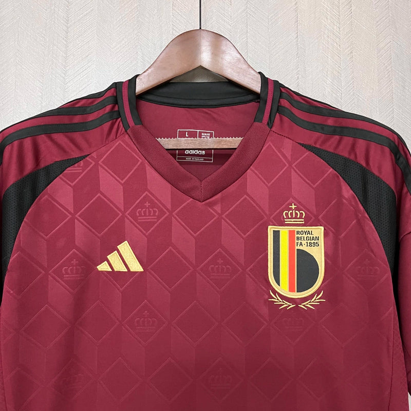 Camisa Bélgica Home I 2024/25 Adidas masculina, vinho, com escudo da seleção belga no peito, detalhes modernos e as três listras Adidas nos ombros, tecido leve e respirável com tecnologia AEROREADY, ideal para jogos, treinos e torcer com estilo e conforto.”