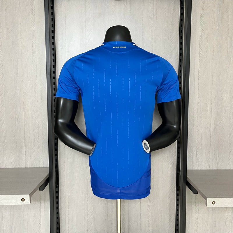 Camisa Itália Home I 2024/25 Adidas Jogador Masculina, azul, modelo slim fit de alta performance, com escudo da seleção italiana e logo Adidas em destaque, feita em tecido leve, respirável e usado pelos atletas.”