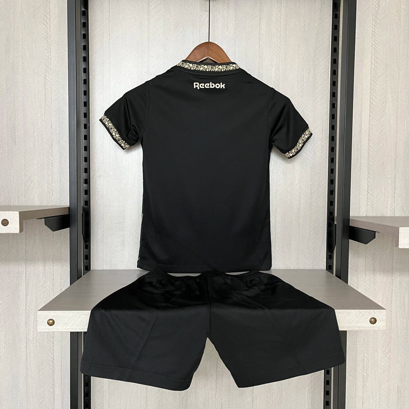 Kit Infantil Botafogo Away (2) 2024/25 Reebok – uniforme preto com detalhes dourados, camisa e shorts para crianças de 3 a 13 anos"
