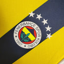 Camisa Fenerbahçe Home I 2023/24 Puma masculina em amarelo e azul, com escudo bordado e tecido respirável dryCELL, ideal para torcer e jogar futebol com conforto."