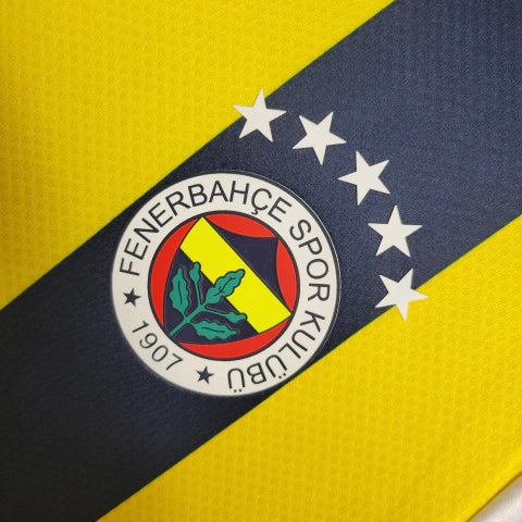 Camisa Fenerbahçe Home I 2023/24 Puma masculina em amarelo e azul, com escudo bordado e tecido respirável dryCELL, ideal para torcer e jogar futebol com conforto."