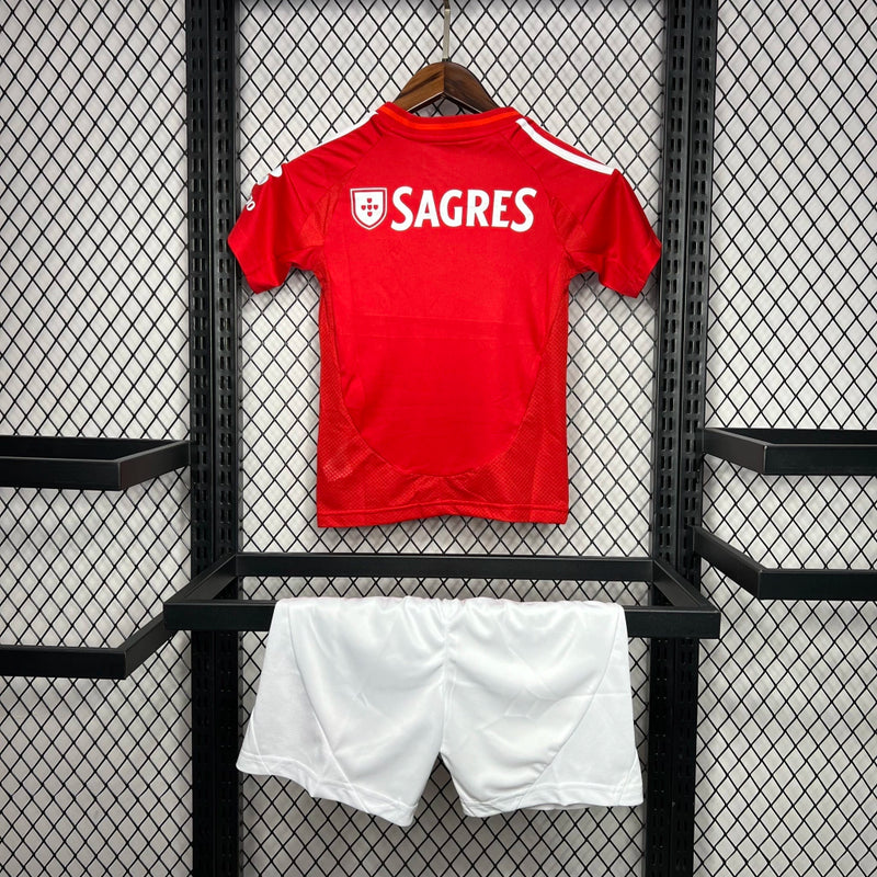 Kit Infantil Benfica Home I 2024/25 Adidas - camisa e short infantil do Benfica, uniforme oficial temporada 2024/25, tecido leve e respirável, ideal para pequenos torcedores