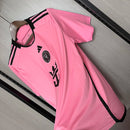 Camisa Inter Miami Home I 2024/25 Adidas masculina, rosa com detalhes em preto, design moderno para torcedores, tecido leve e respirável, perfeita para jogos e colecionadores."