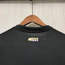 Camisa Palermo Away II 2024/25 Puma Torcedor Masculina preta com escudo bordado no peito, detalhes sutis em rosa, logo Puma em destaque, gola redonda moderna e tecido respirável dryCELL, ideal para torcedores que buscam estilo, conforto e tradição do clube italiano.