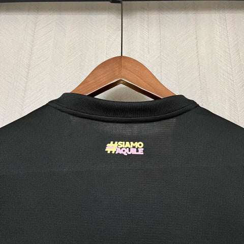 Camisa Palermo Away II 2024/25 Puma Torcedor Masculina preta com escudo bordado no peito, detalhes sutis em rosa, logo Puma em destaque, gola redonda moderna e tecido respirável dryCELL, ideal para torcedores que buscam estilo, conforto e tradição do clube italiano.