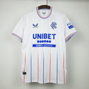 Camisa Rangers FC Away II 2023/24 Castore Torcedor Masculina Branca, uniforme moderno com escudo bordado e detalhes em azul e vermelho, conforto e elegância.”