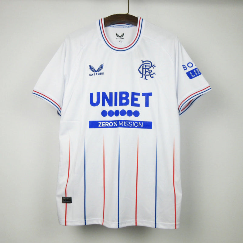 Camisa Rangers FC Away II 2023/24 Castore Torcedor Masculina Branca, uniforme moderno com escudo bordado e detalhes em azul e vermelho, conforto e elegância.”
