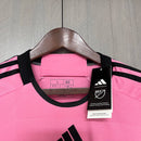 Camisa Inter Miami Home I 2024/25 Adidas masculina, rosa com detalhes em preto, design moderno para torcedores, tecido leve e respirável, perfeita para jogos e colecionadores."