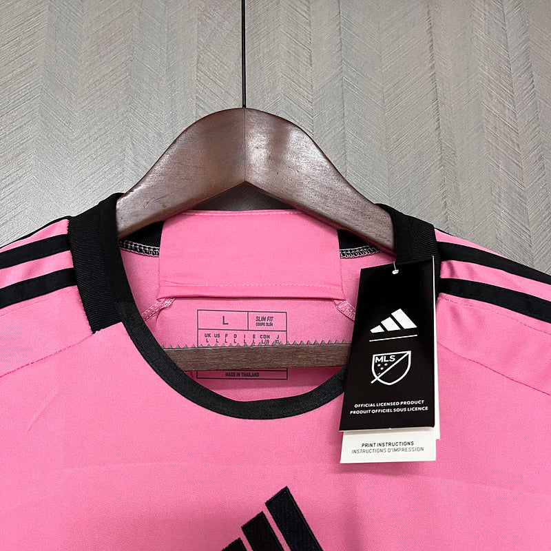 Camisa Inter Miami Home I 2024/25 Adidas masculina, rosa com detalhes em preto, design moderno para torcedores, tecido leve e respirável, perfeita para jogos e colecionadores."