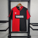 "Camisa Newell’s Old Boys 1993/94 Adidas Retrô Masculina vermelha e preta, modelo clássico anos 90, uniforme histórico do futebol argentino, ideal para colecionadores e torcedores apaixonados."