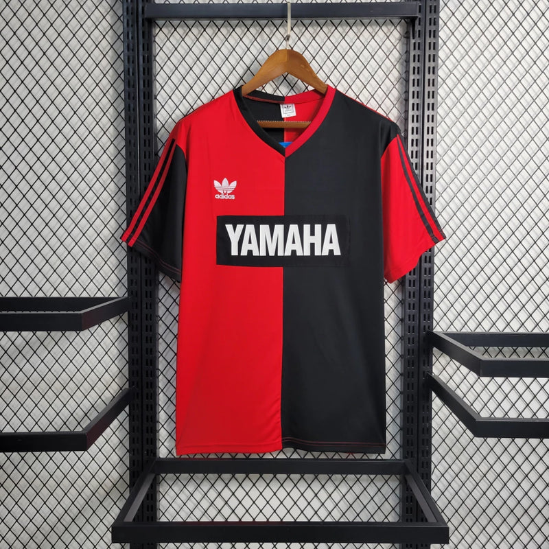 "Camisa Newell’s Old Boys 1993/94 Adidas Retrô Masculina vermelha e preta, modelo clássico anos 90, uniforme histórico do futebol argentino, ideal para colecionadores e torcedores apaixonados."
