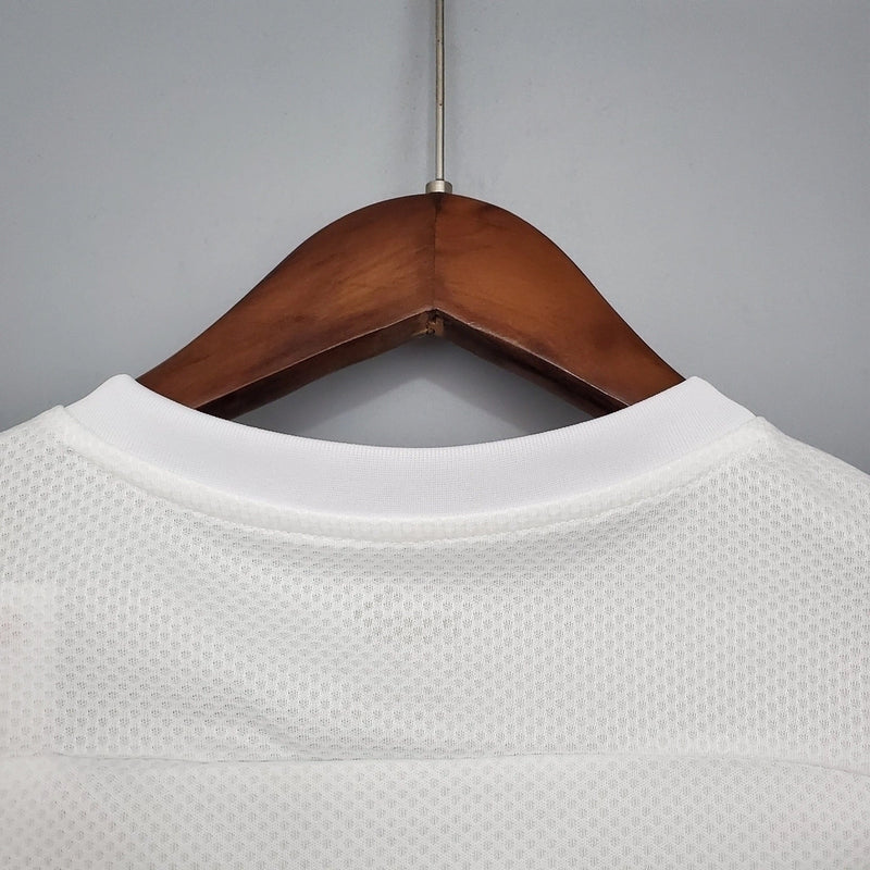 Camisa Itália Away II 2021/22 Puma Torcedor masculina, branca, com escudo da seleção italiana no peito e detalhes sutis da Puma, feita em tecido leve e respirável, modelo com caimento confortável, ideal para treinos, jogos e torcer com estilo.”
