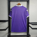 Camisa Fiorentina Home I 2023/24 Kappa Torcedor Masculina roxa com escudo bordado no peito, logo Kappa em destaque nos ombros, gola redonda moderna e tecido leve e respirável, perfeita para torcedores que valorizam estilo, conforto e tradição do clube italiano.