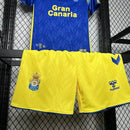 Kit Infantil Las Palmas Away II 2024/25 Hummel com camisa e short, uniforme infantil azul e amarelo, tecido leve e respirável, ideal para jogos, treinos e jovens torcedores do Las Palmas."