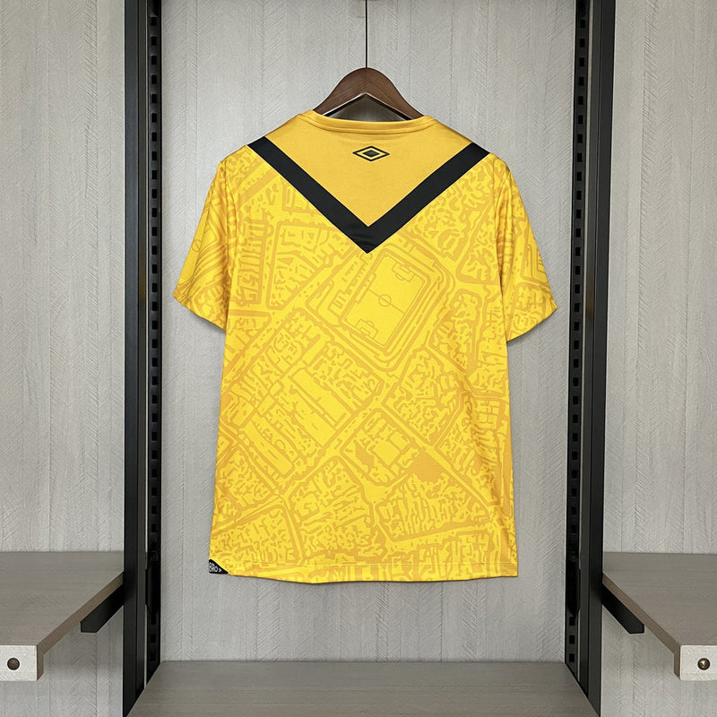 Camisa Santos III 2024/25 Umbro Torcedor Masculina – modelo na cor amarela com detalhes em preto, escudo do Santos FC bordado no peito esquerdo e logo da Umbro bordado no lado direito, design moderno e esportivo.