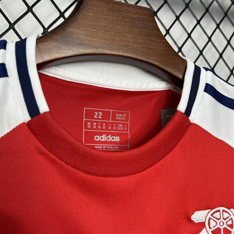 "Kit Infantil Arsenal Home (1) 2024/25 Adidas oficial, camisa vermelha com detalhes brancos, escudo do Arsenal em destaque, shorts combinando, uniforme completo para crianças de 3 a 13 anos"