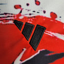 Camisa Japão Concept Samurai 2022/23 Adidas Torcedor Masculina branca, design inspirado nos guerreiros samurais, uniforme conceitual da seleção japonesa de futebol com tecnologia AEROREADY, peça cultural e esportiva para colecionadores.