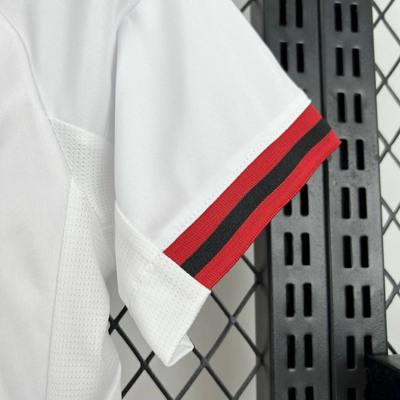 Kit Infantil Ajax Home I 2025/26 Adidas, uniforme completo com camisa e short, nas cores tradicionais do clube, ideal para treinos, jogos e momentos de lazer.