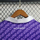 Camisa Fiorentina Home I 2023/24 Kappa Torcedor Masculina roxa com escudo bordado no peito, logo Kappa em destaque nos ombros, gola redonda moderna e tecido leve e respirável, perfeita para torcedores que valorizam estilo, conforto e tradição do clube italiano.