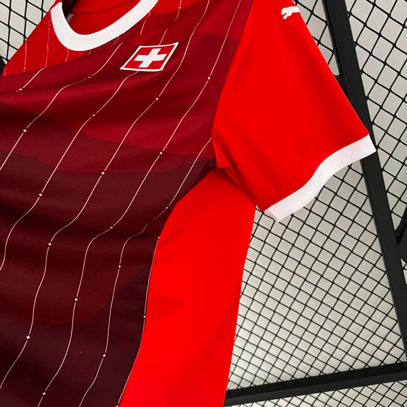 Camisa Suíça Home I 2023/24 Puma Torcedor Masculina, vermelha, com escudo da seleção suíça e logo Puma em destaque, feita em tecido leve e respirável, modelo masculino com caimento confortável, ideal para jogos e uso casual