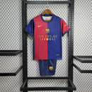 "Kit Infantil Barcelona Edição Coldplay 2024/25 Nike com camisa, short e meia, uniforme exclusivo infantil em cores vibrantes, tecido leve Dri-FIT, ideal para torcedores mirins e colecionadores."